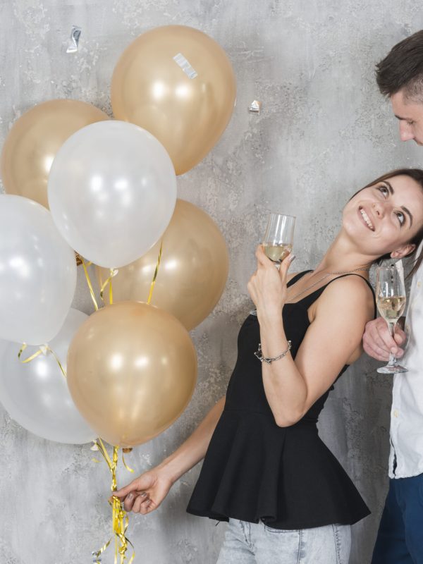 couple-with-balloons